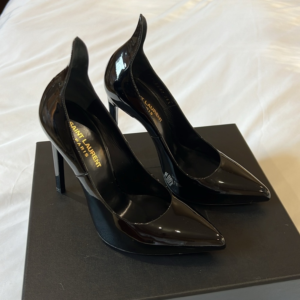 SAINT LAURENT Paris thorn pumps. Size 36.5